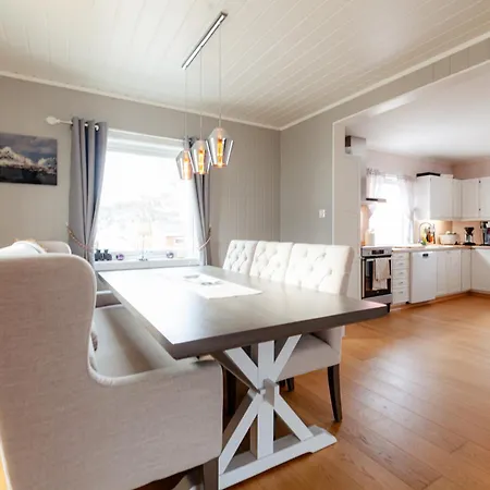 Reine Mountain View Retreat 莫斯克内斯