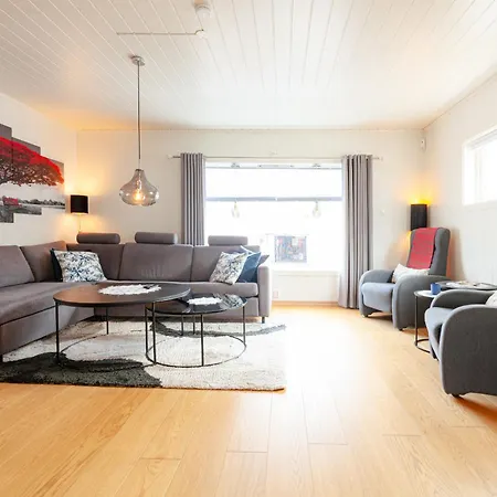 Reine Mountain View Retreat