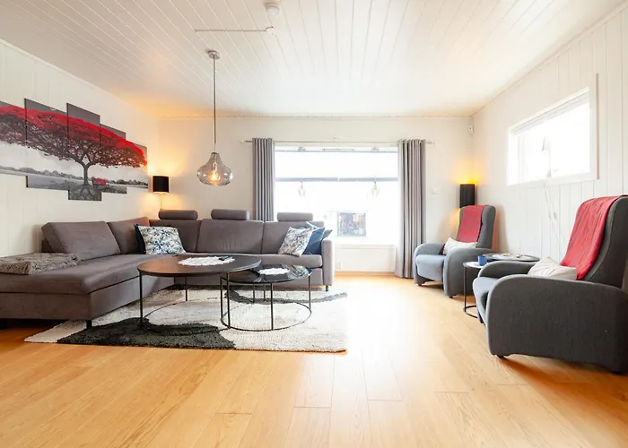 Reine Mountain View Retreat